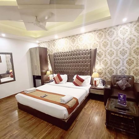 Hotel Waterfall Paschim Vihar Delhi Buitenkant foto