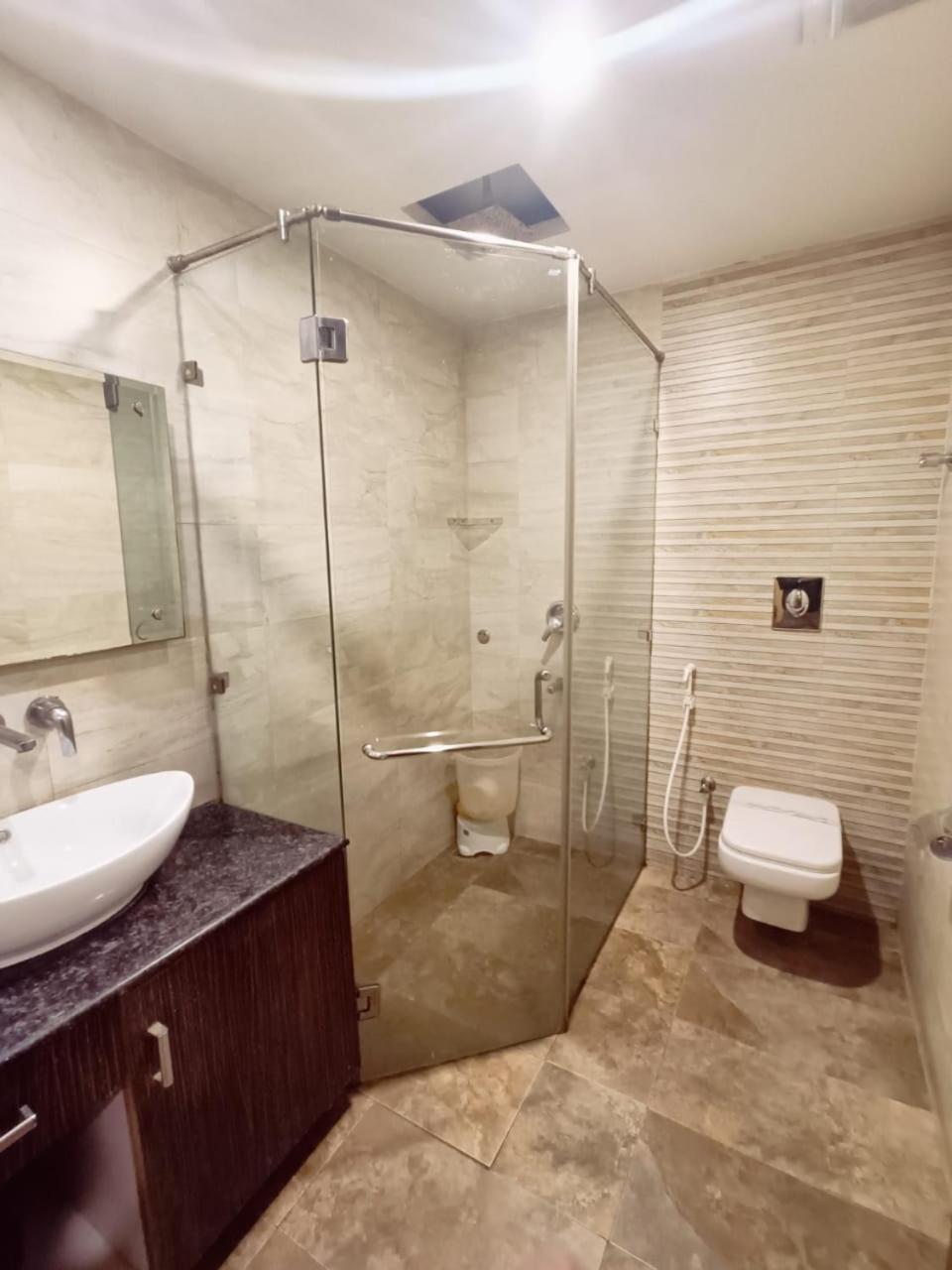 Hotel Waterfall Paschim Vihar Delhi Buitenkant foto