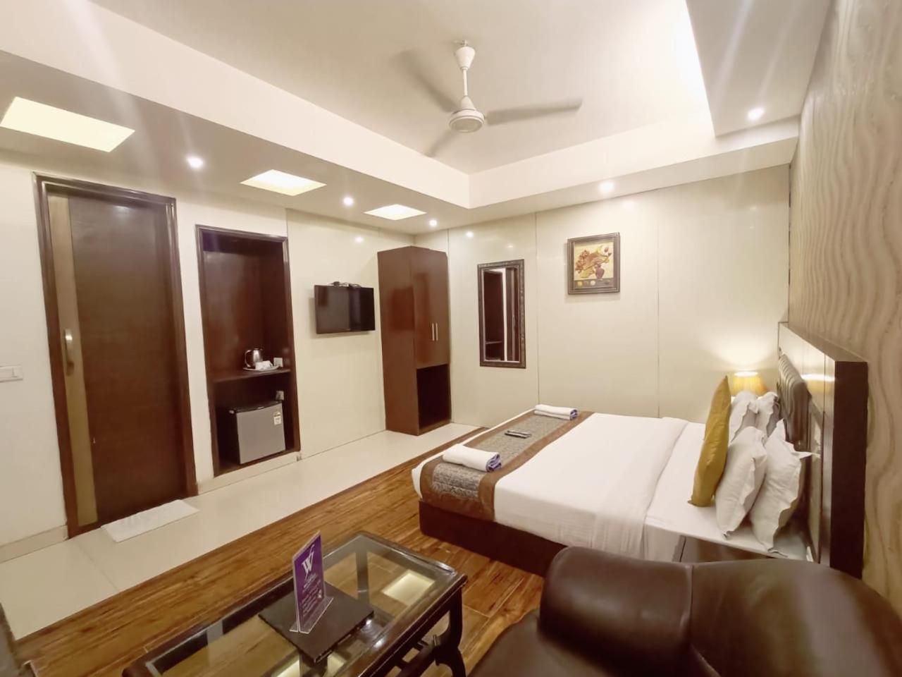 Hotel Waterfall Paschim Vihar Delhi Buitenkant foto