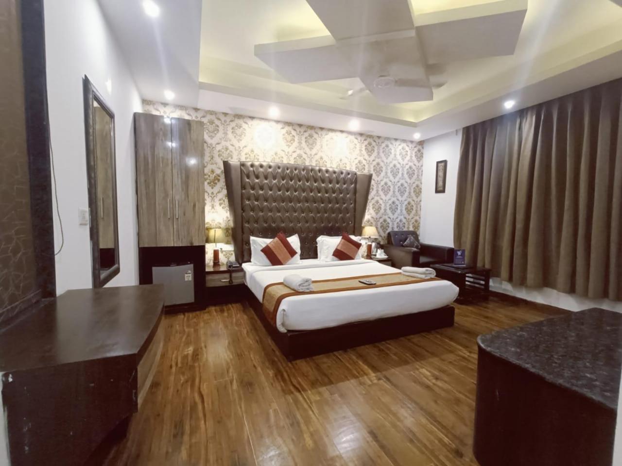 Hotel Waterfall Paschim Vihar Delhi Buitenkant foto