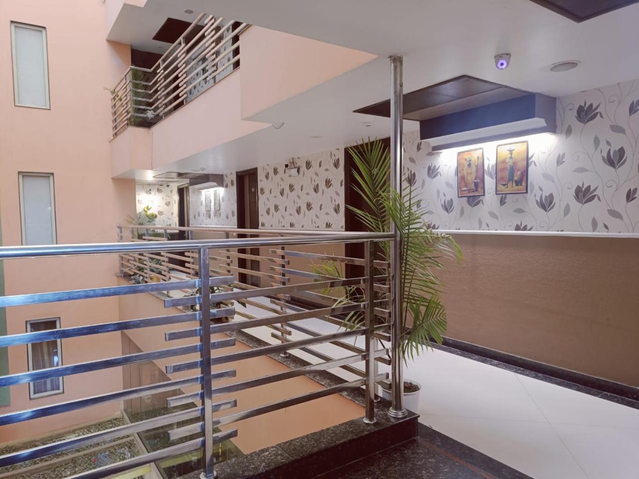 Hotel Waterfall Paschim Vihar Delhi Buitenkant foto