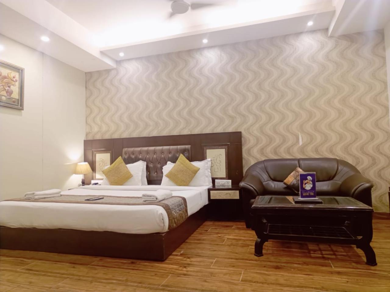 Hotel Waterfall Paschim Vihar Delhi Buitenkant foto