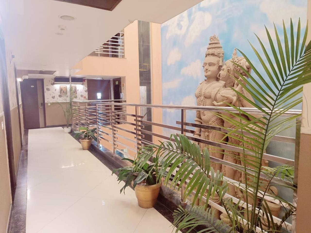 Hotel Waterfall Paschim Vihar Delhi Buitenkant foto