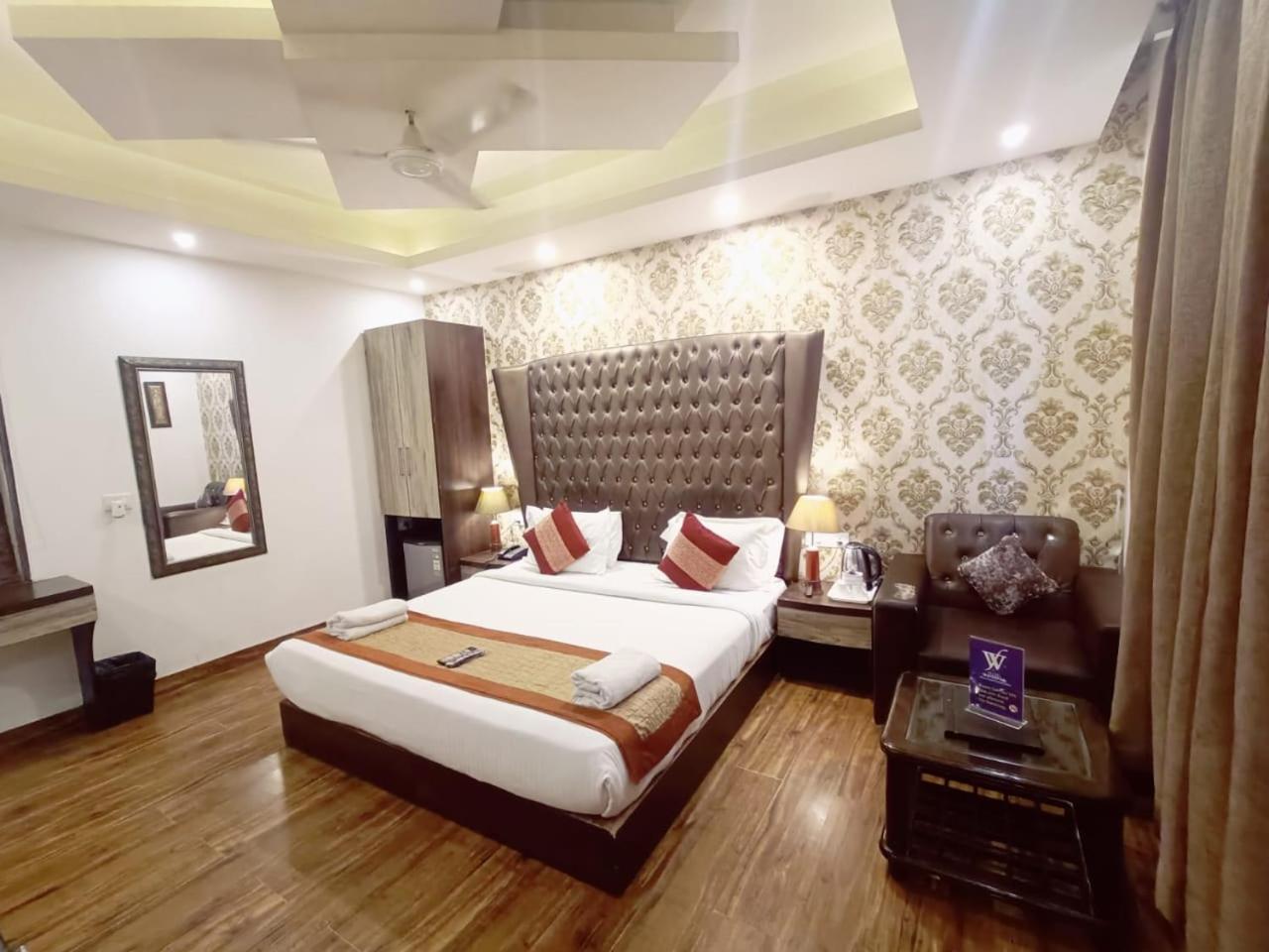 Hotel Waterfall Paschim Vihar Delhi Buitenkant foto