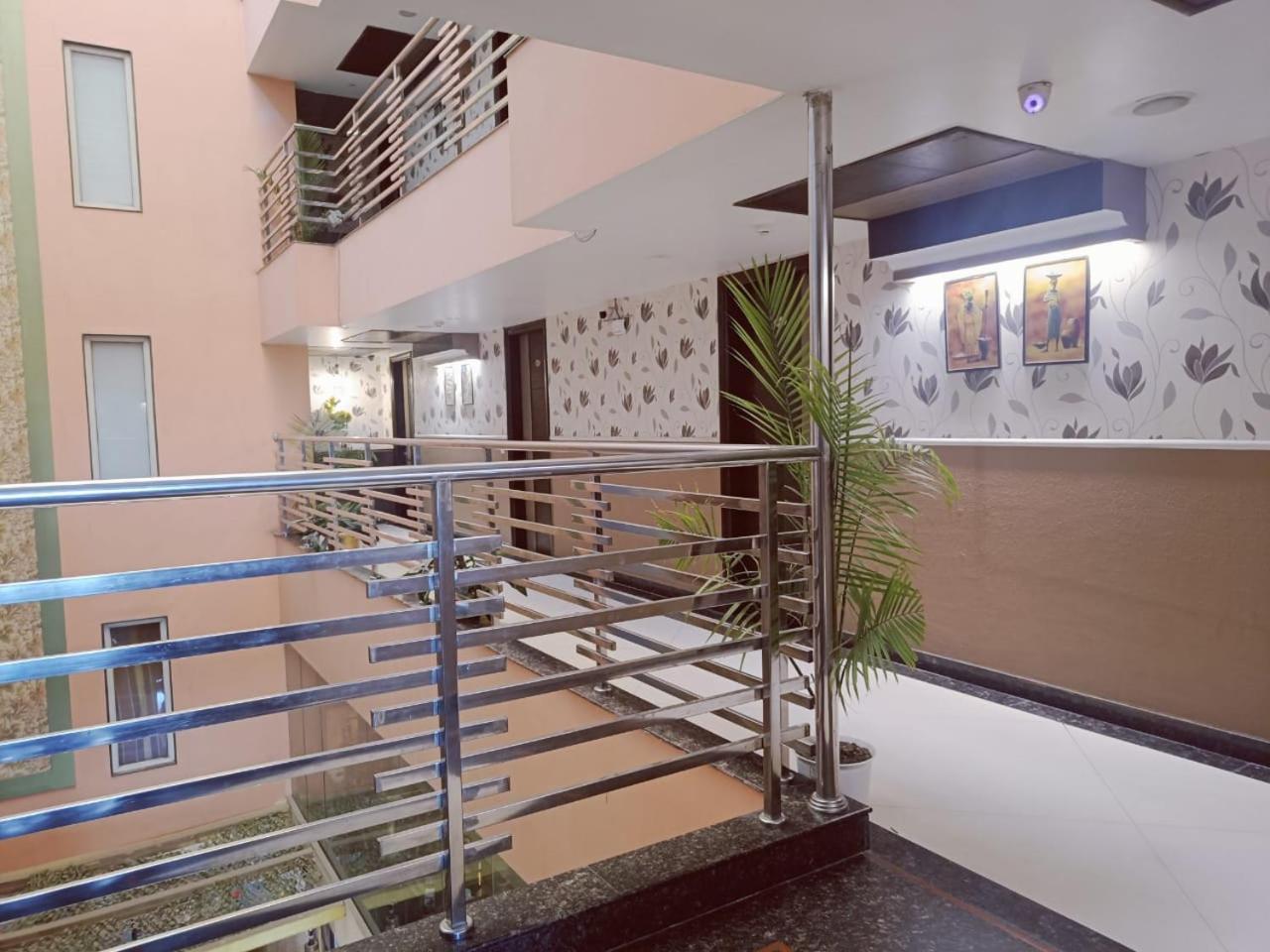 Hotel Waterfall Paschim Vihar Delhi Buitenkant foto