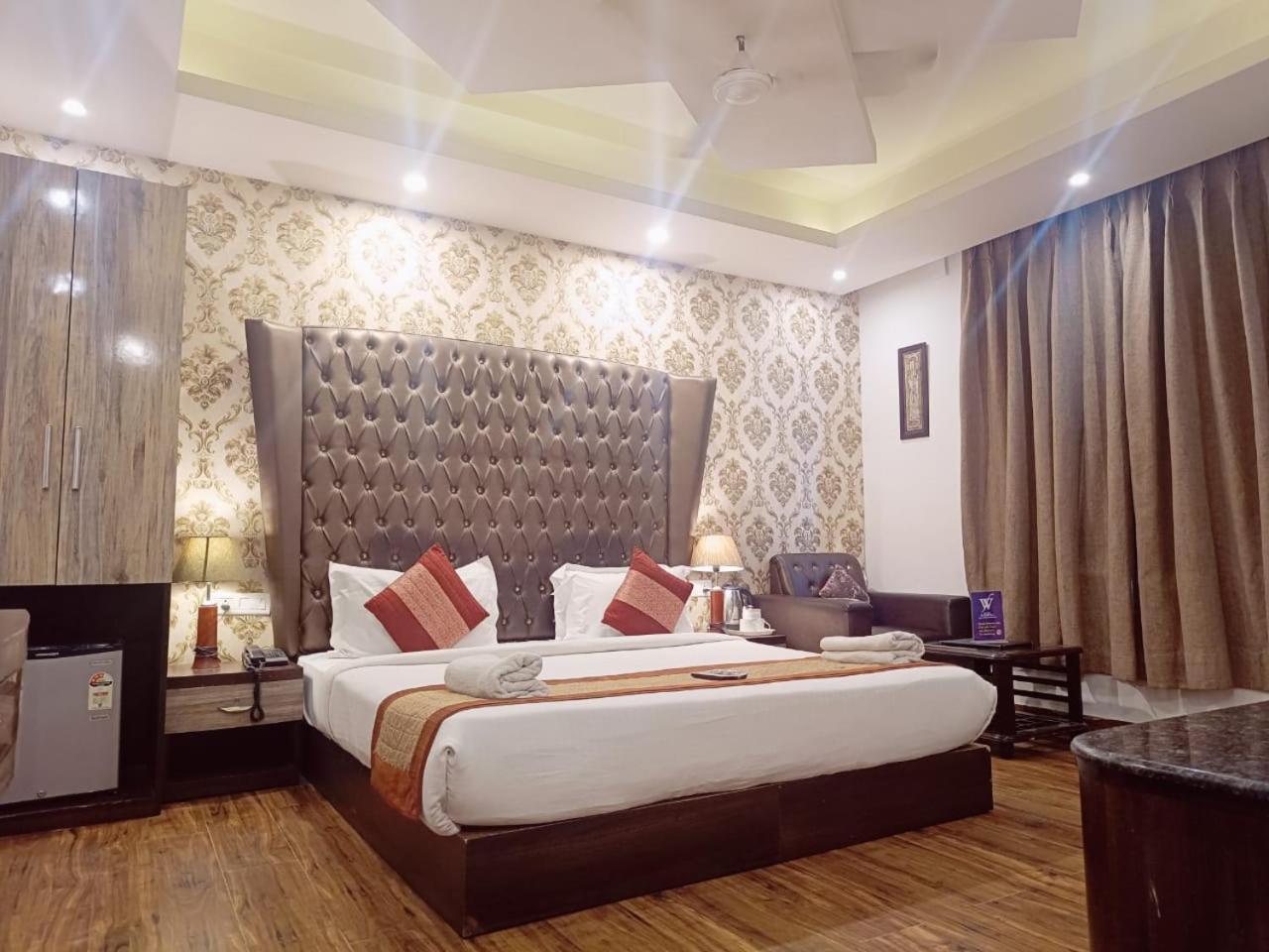 Hotel Waterfall Paschim Vihar Delhi Buitenkant foto
