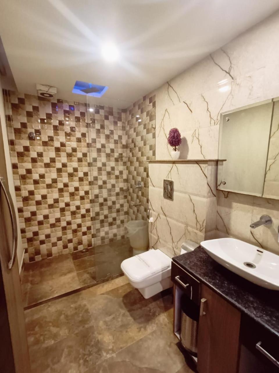 Hotel Waterfall Paschim Vihar Delhi Buitenkant foto