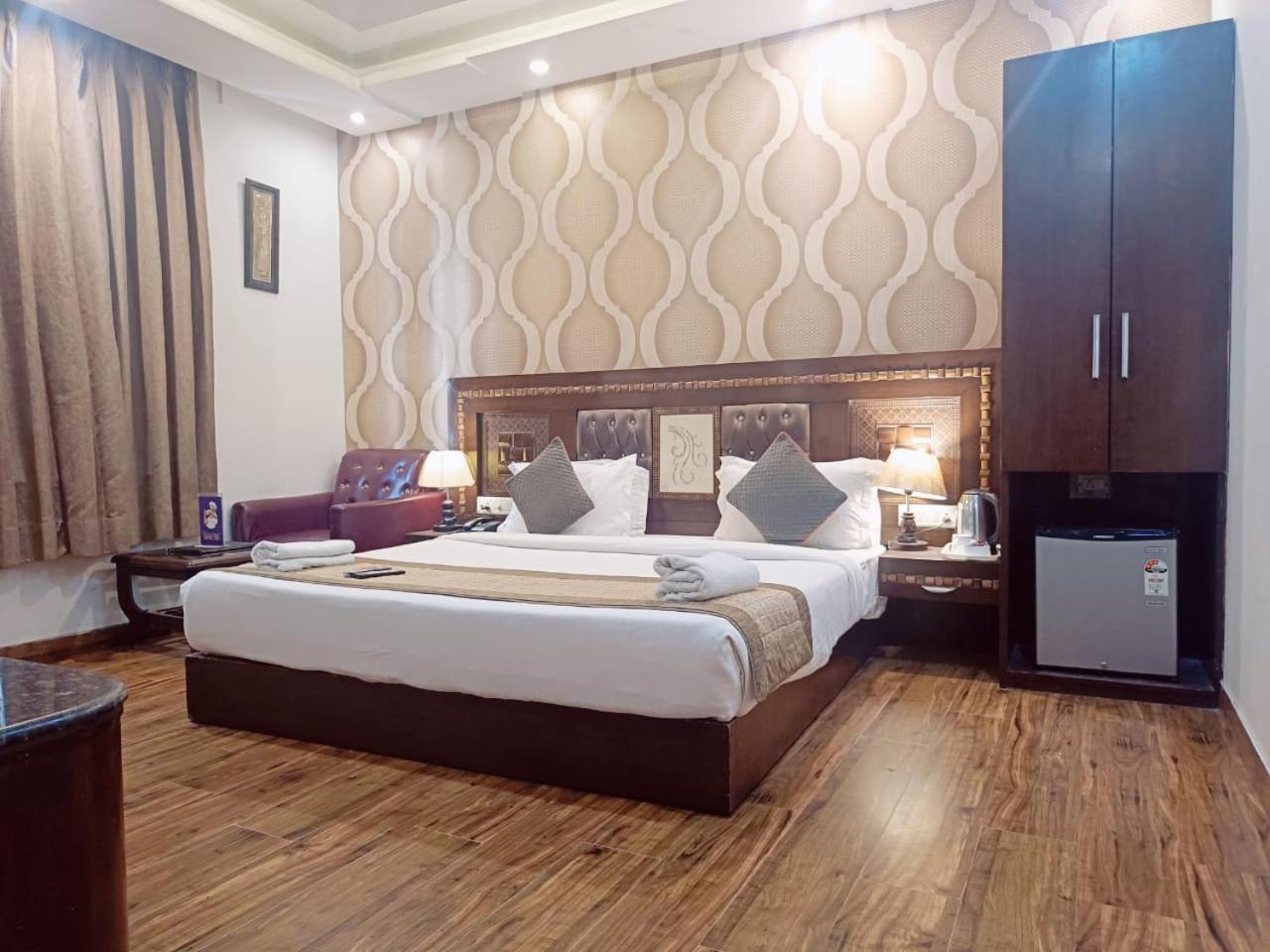 Hotel Waterfall Paschim Vihar Delhi Buitenkant foto
